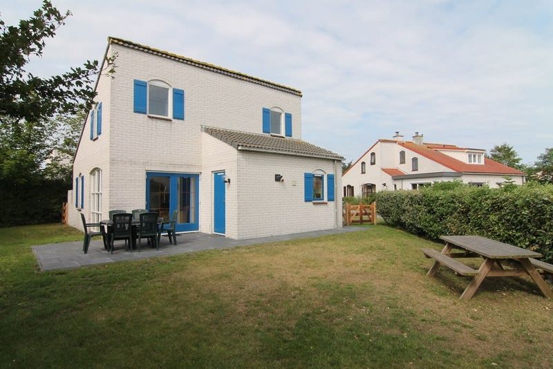 Vacation home E 421 in De Cocksdorp, Texel offers a spacious terrace and green garden for relaxation on the Wadden Islands.