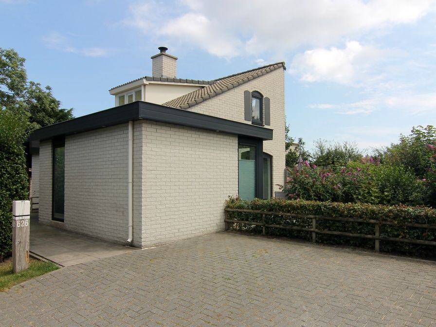 Vakantiehuis E 626 in De Cocksdorp, Texel, biedt een moderne en rustige verblijfplaats met een charmante buitenkant en omringende natuur.