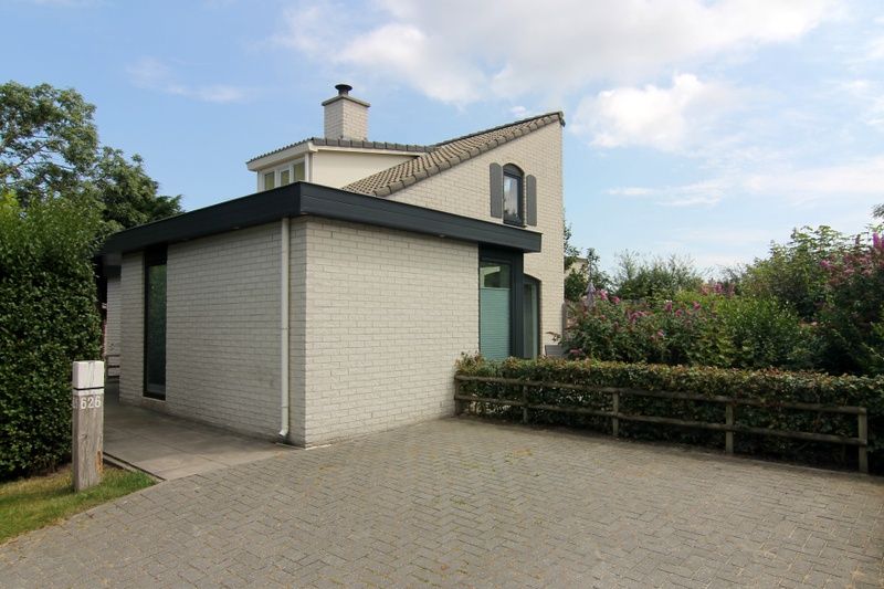 Vakantiehuis E 626 in De Cocksdorp, Texel biedt een serene omgeving met moderne architectuur op de Waddeneilanden.
