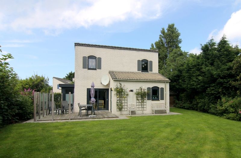 Vakantiehuis E 626 in De Cocksdorp, Texel, met zonnig terras en groene tuin, ideaal voor een ontspannen verblijf op de Waddeneilanden.
