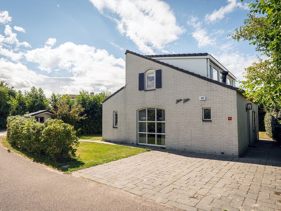 Das Ferienhaus E 511 in De Cocksdorp, Texel, bietet einen charmanten Aufenthalt auf den Watteninseln mit einem sonnigen Garten und einer ruhigen Umgebung.