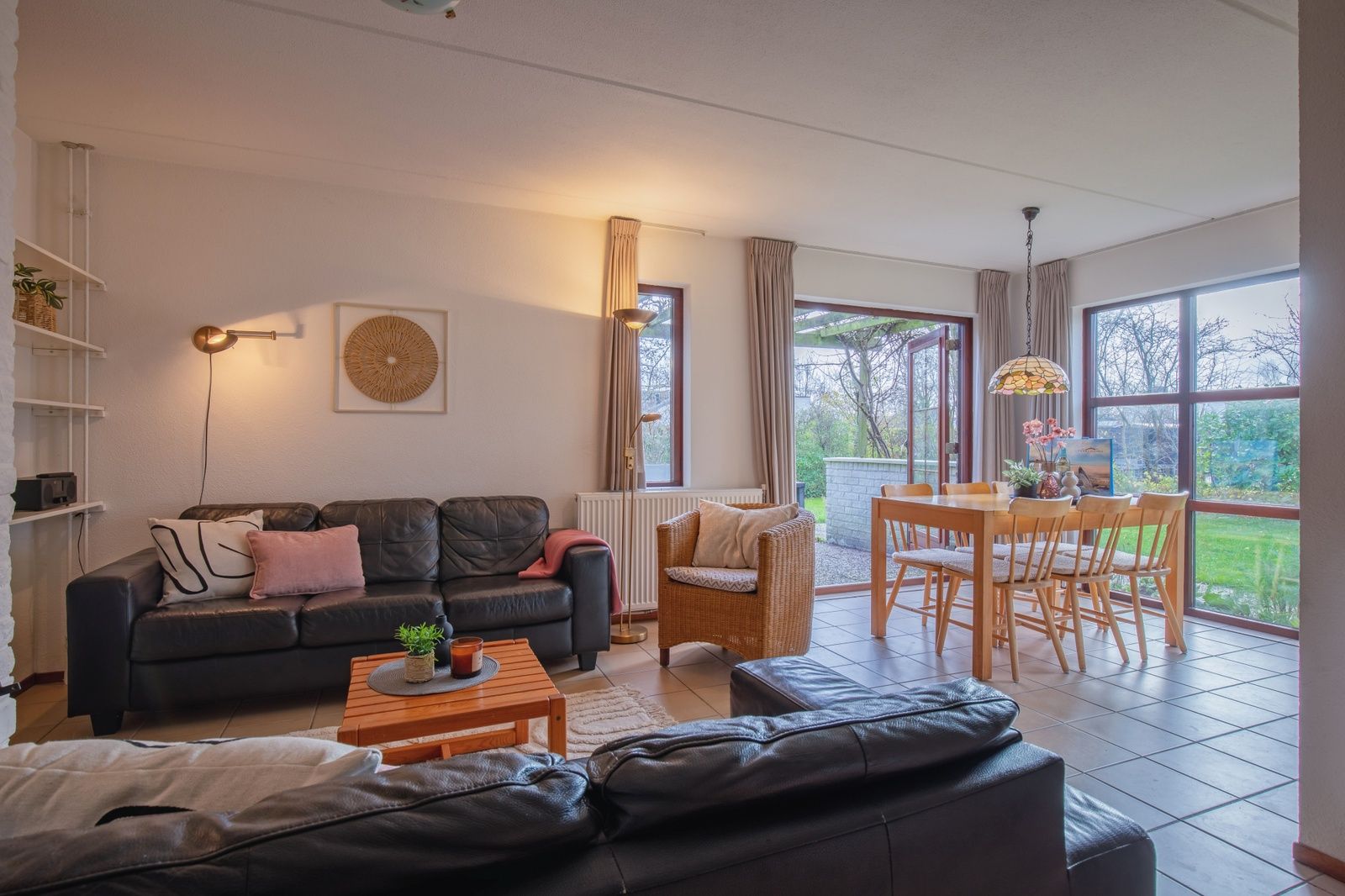 Gezellige woonkamer van vakantiehuis Annemein in De Cocksdorp, Texel. Geniet van het uitzicht op de natuur vanuit de comfortabele zithoek.