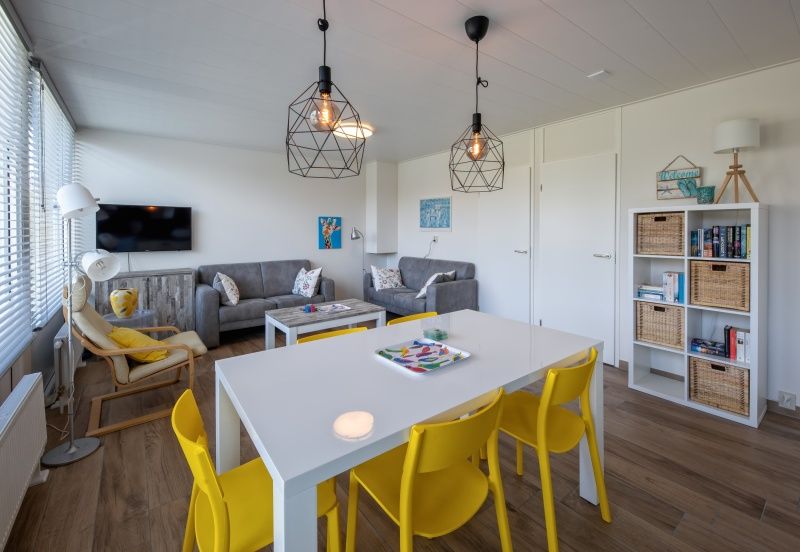 Gezellige woonkamer van Vakantiehuis Slufterhoek 080 in De Cocksdorp, Texel, met moderne inrichting en veel natuurlijk licht.