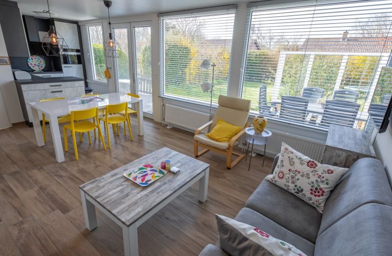 Gezellige woonkamer van Vakantiehuis Slufterhoek 080 in De Cocksdorp, Texel met uitzicht op de tuin en veel natuurlijk licht.