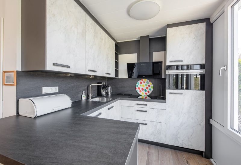 Moderne keuken in Vakantiehuis Slufterhoek 080, De Cocksdorp, Texel. Geniet van comfort en stijl tijdens uw verblijf op de Waddeneilanden.