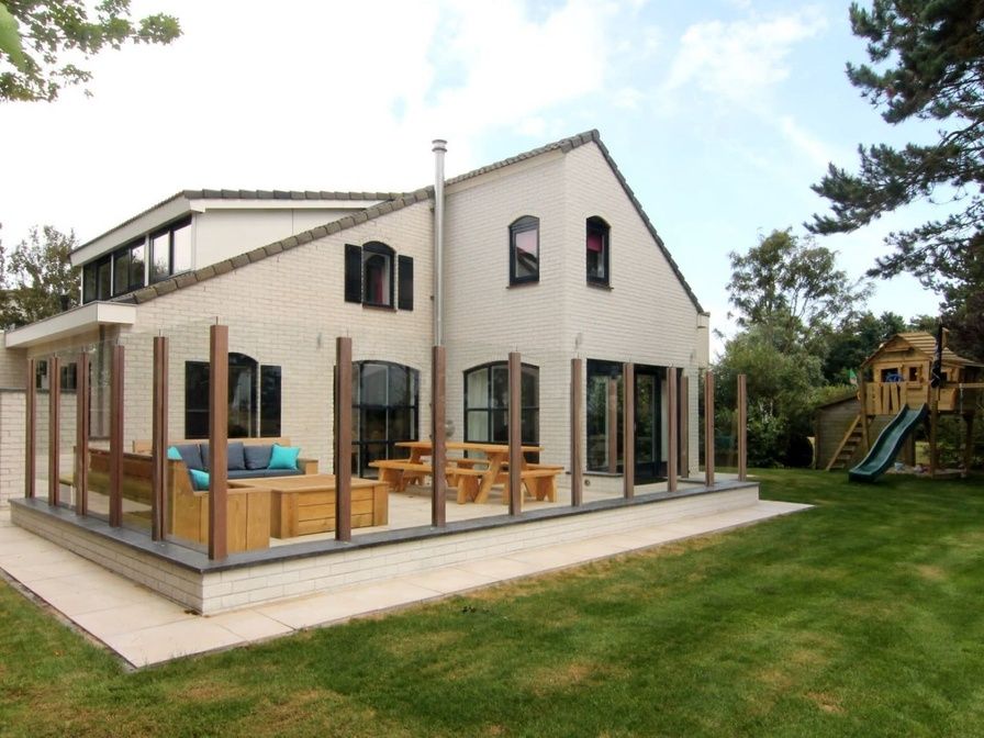 Vakantiehuis LB 553 in De Cocksdorp op Texel biedt een ruime veranda met zitgedeelte, ideaal voor ontspanning op de Waddeneilanden.