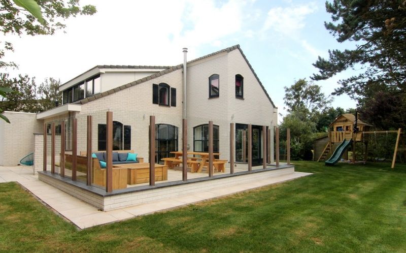 Vakantiehuis LB 553 in De Cocksdorp, Texel met ruime veranda en groene tuin, ideaal voor een ontspannen verblijf op de Waddeneilanden.