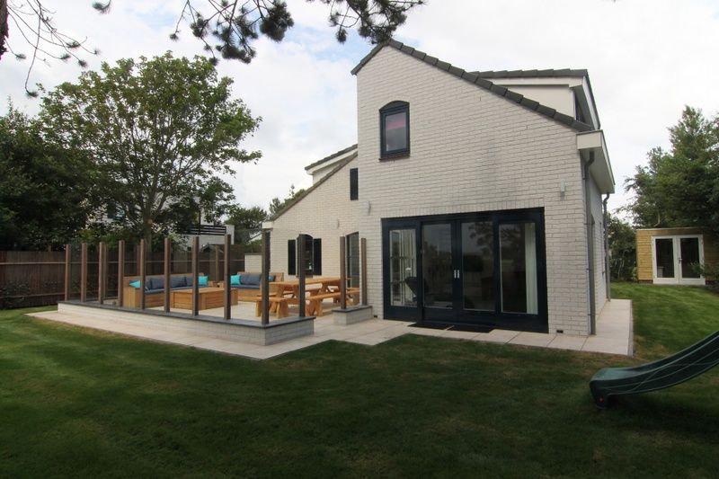 Vakantiehuis LB 553 in De Cocksdorp, Texel biedt een ruim terras en groene omgeving voor een ontspannen verblijf op de Waddeneilanden.