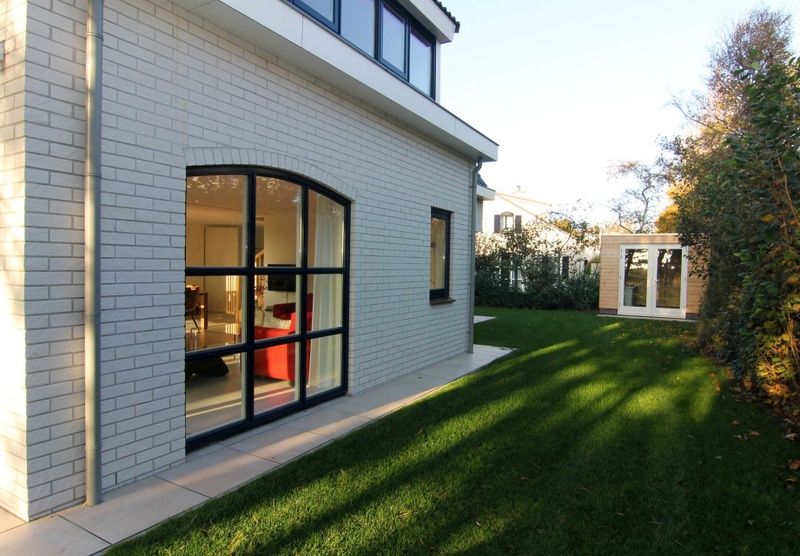 Vakantiehuis LB 553 in De Cocksdorp, Texel, met moderne architectuur en ruime tuin, ideaal voor een ontspannen verblijf op de Waddeneilanden.