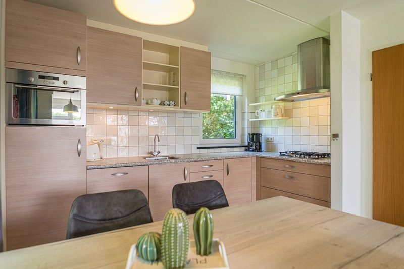 Volledig uitgeruste keuken van Bungalow Klein Axel in De Cocksdorp, Texel, met moderne voorzieningen en eetruimte.
