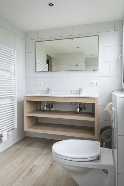 Moderne badkamer in Bungalow Klein Axel, De Cocksdorp, Texel, met stijlvolle inrichting en ruime douche.