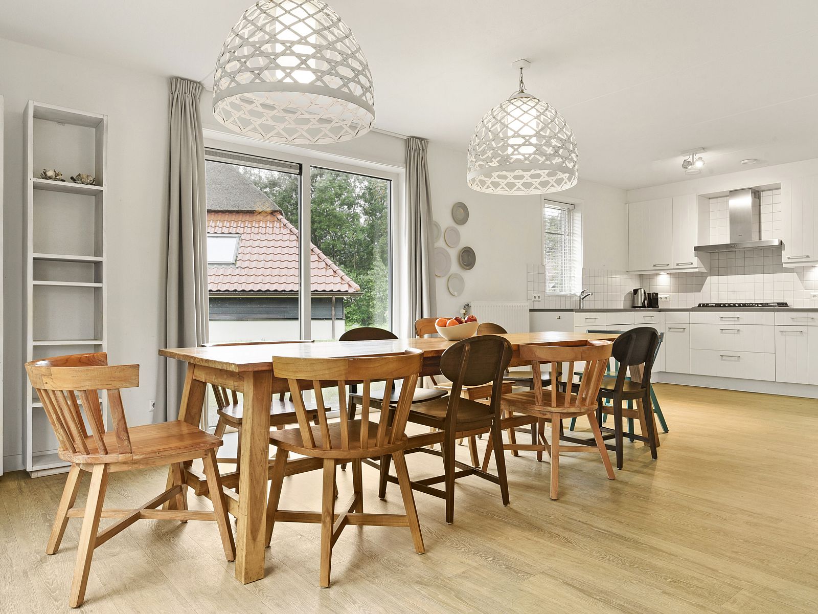 Bedroom with attached bathroom in Sluftervallei bungalow, De Cocksdorp, Texel. Practical and comfortable.