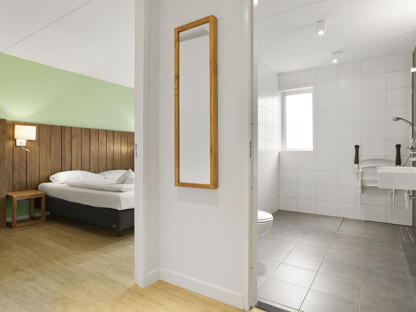 Spacious double bedroom in Sluftervallei bungalow, De Cocksdorp, Texel. Perfect for couples.