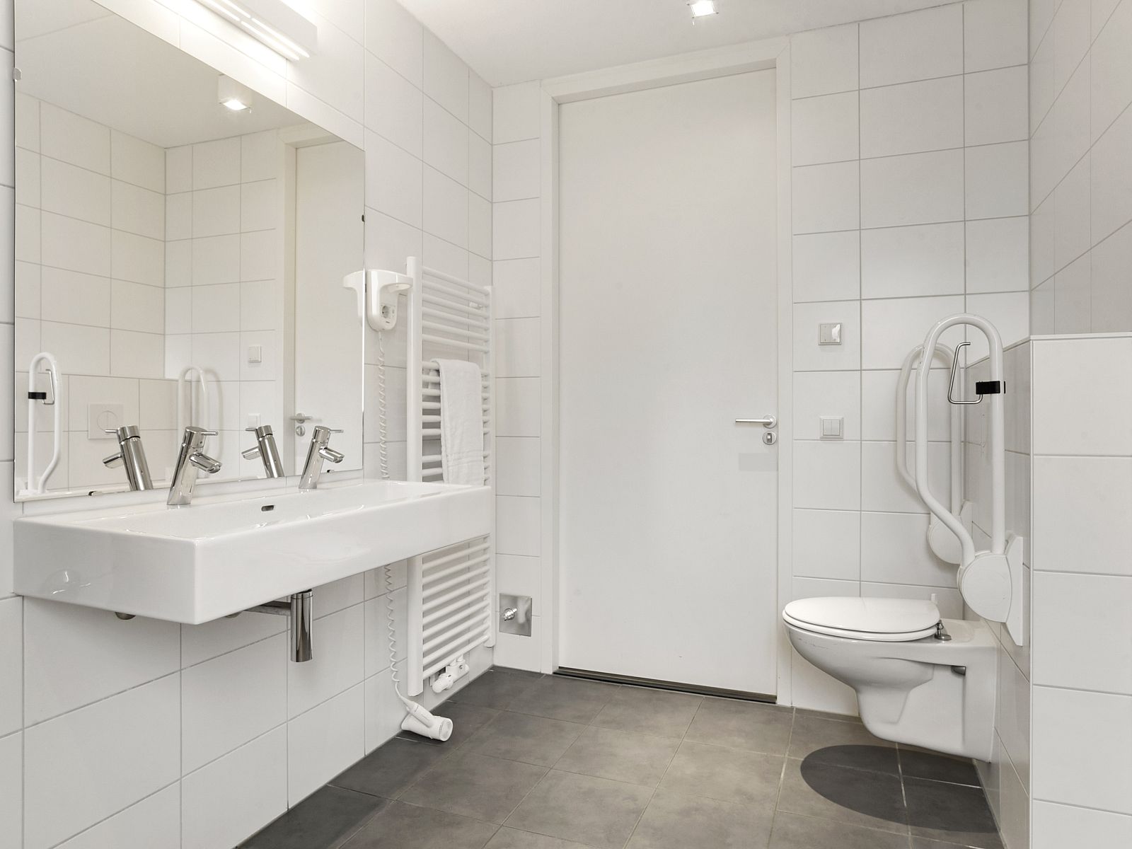 Modern bathroom with shower in Sluftervallei bungalow, De Cocksdorp, Texel. Fresh start to the day.