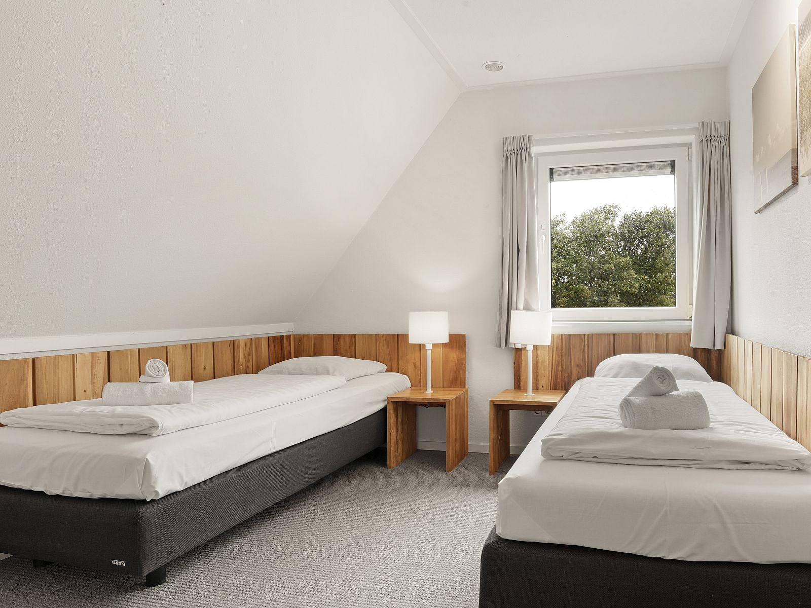 Bedroom with comfortable bed in Sluftervallei bungalow, De Cocksdorp, Texel. Relax in style.