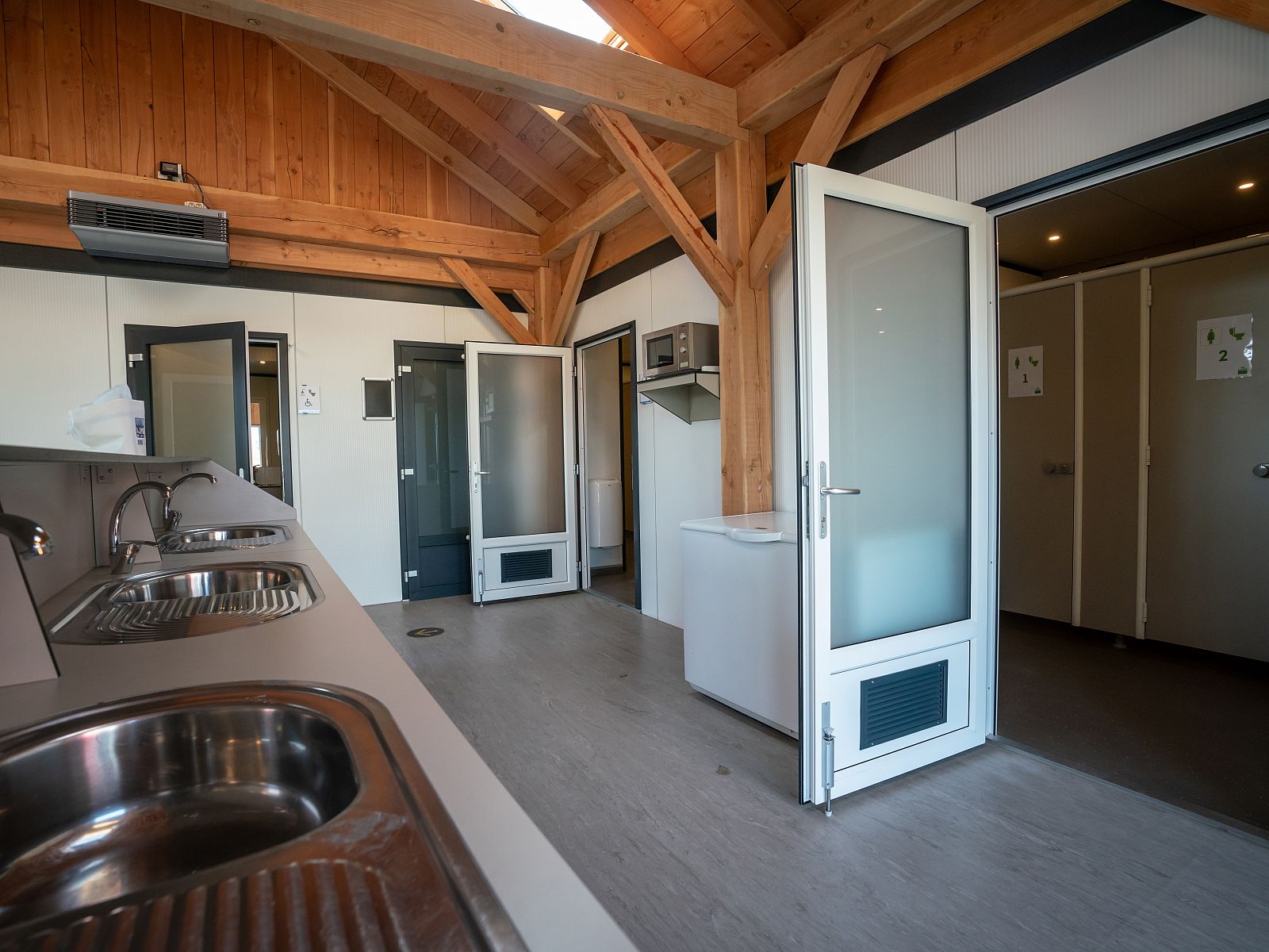 Doppelzimmer im Sluftervallei Comfort Camping Platz C2, De Cocksdorp Texel mit Sonne.