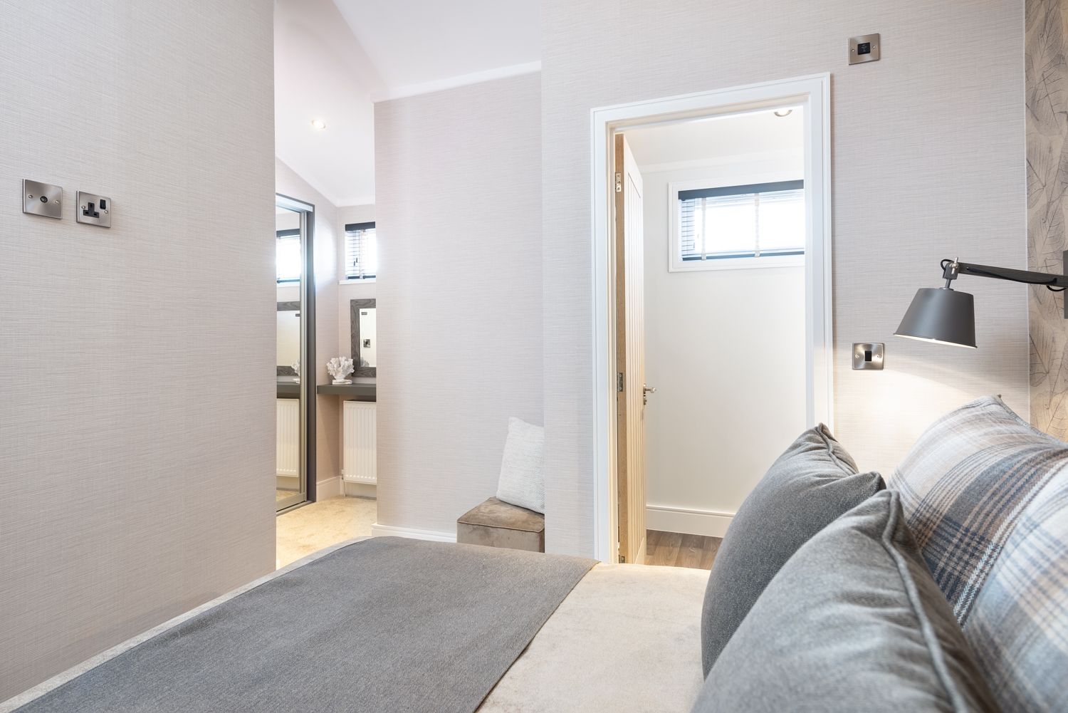 Gemeinsame Kueche auf dem Sluftervallei Comfort Campingstellplatz C2, De Cocksdorp Texel mit offenen Tueren.