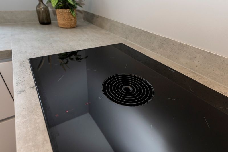 Detail van kookplaat in Duinoord Texel vakantiehuis, De Cocksdorp, met moderne afzuiging.