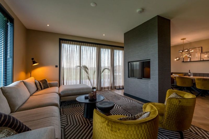 Gezellige woonkamer in 6 persoons vakantiewoning, De Cocksdorp, Texel met comfortabele zithoek en moderne decoratie.