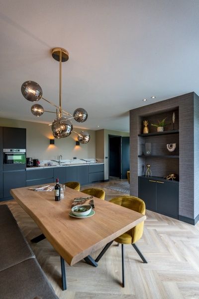 Eetruimte in 6 persoons vakantiewoning, De Cocksdorp, Texel met moderne keuken en stijlvolle lampen.