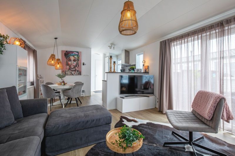 Stijlvolle woonkamer van Chalet Bregkoog 52 in De Koog, Texel, met moderne inrichting bij Chaletpark Bregkoog.