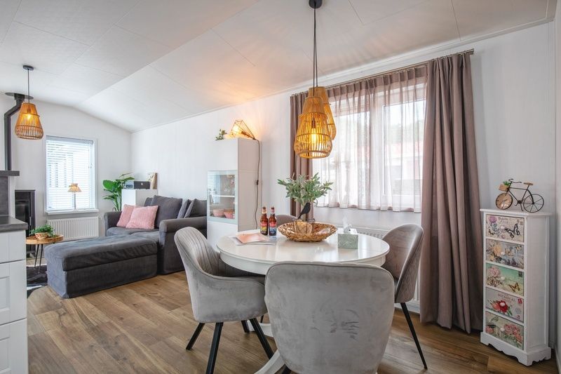 Eetkamer in Chalet Bregkoog 52, De Koog, Texel, met gezellige sfeer en lichtinval bij Chaletpark Bregkoog.