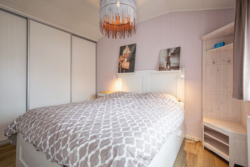 Knusse slaapkamer van Chalet Bregkoog 52 in De Koog, Texel, met comfortabel bed bij Chaletpark Bregkoog.