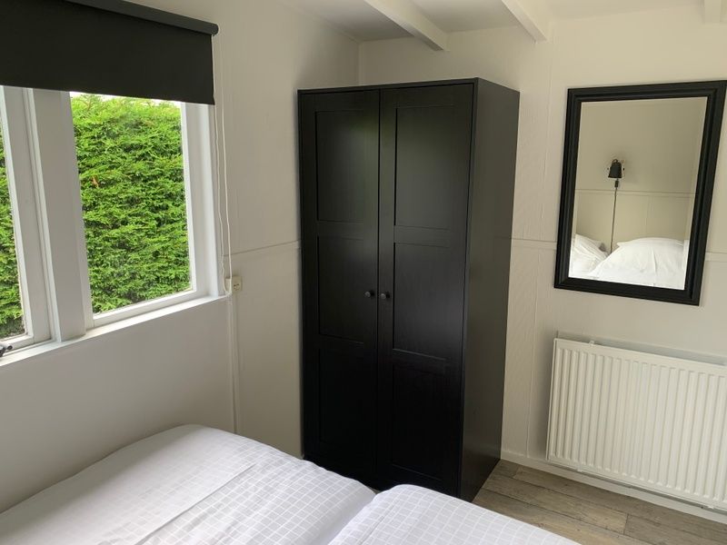 Sfeervolle slaapkamer in vakantiehuis Hoog Koog 12, Bungalowpark Hoog Koog, De Koog, Texel. Comfortabele ruimte met uitzicht op groene natuur.