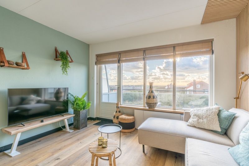 Moderne woonkamer in Appartement Juliana 140 Eiland en Zeezicht, De Koog, Texel met een prachtig uitzicht op het landschap.