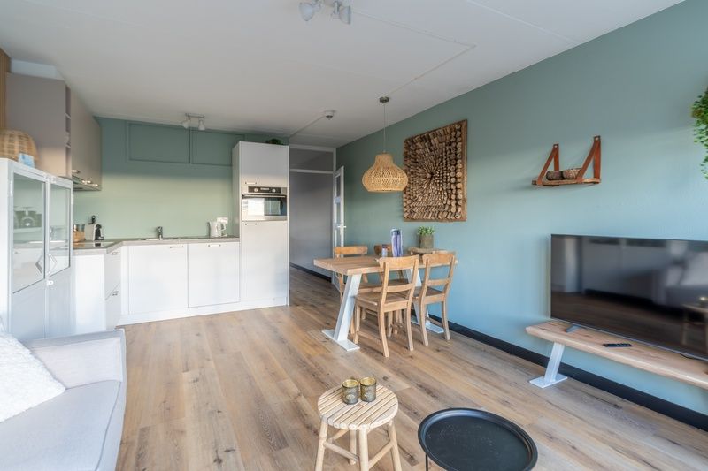 Open keuken en eetruimte in Appartement Juliana 140 Eiland en Zeezicht, De Koog, Texel voor een comfortabele vakantie.