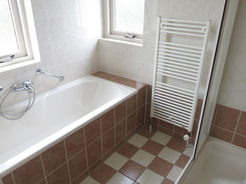 Ontspan in de moderne badkamer met ligbad in Bungalow 23, een vakantiehuis in De Koog, Texel.