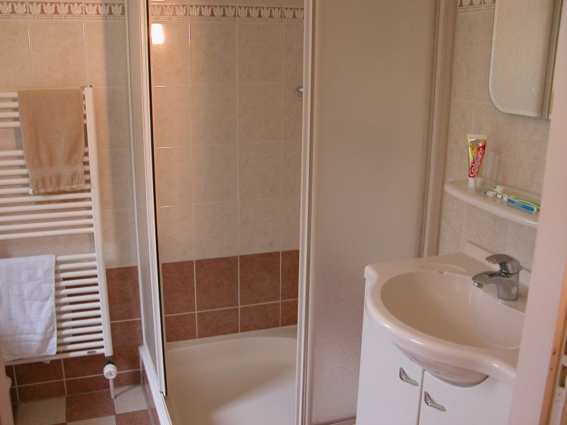 Stijlvolle douche en wastafel in Bungalow 23, een comfortabel vakantiehuis in De Koog, Texel.