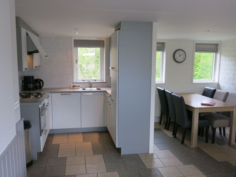 Moderne keuken en eetruimte in Bungalow 23, een vakantieaccommodatie in De Koog, Texel.