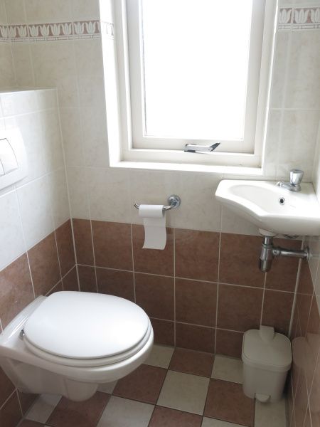 Praktische toiletruimte in Bungalow 23, een comfortabele vakantiewoning in De Koog, Texel.