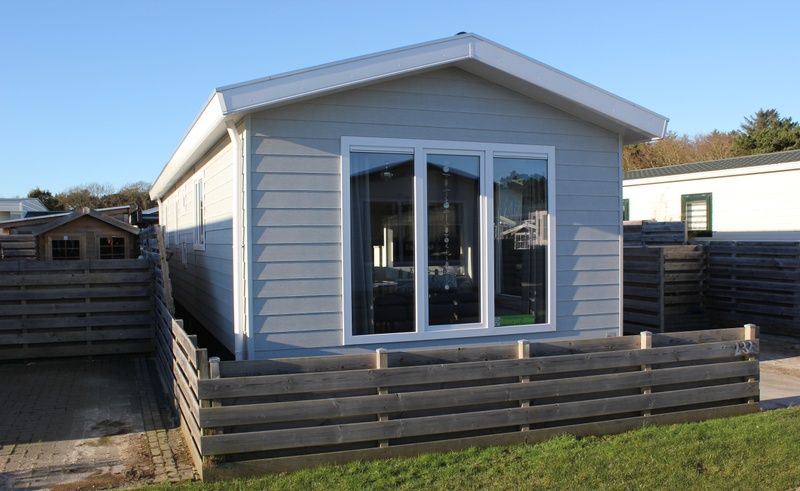 Chaletpark Bregkoog - Chalet Bregkoog 232 in De Koog, Texel biedt een moderne vakantiehuiservaring met een zonnig terras en natuurlijke omgeving.