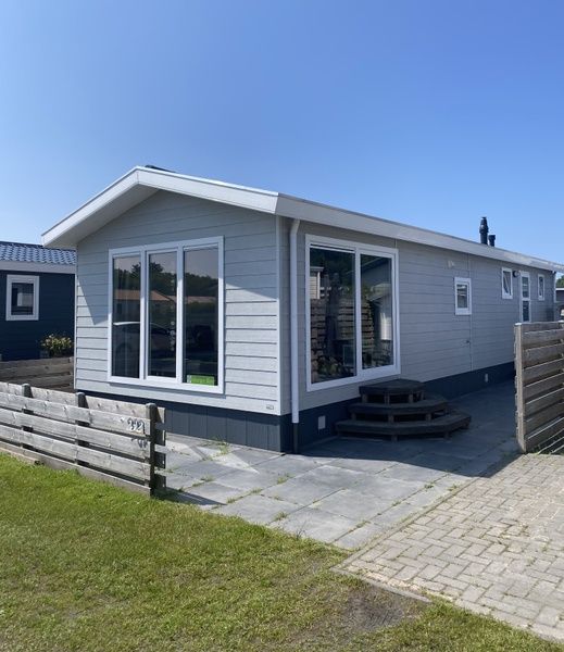 Chalet Bregkoog 232 in De Koog, Texel biedt een zonnig terras en moderne architectuur op het schilderachtige Chaletpark Bregkoog.