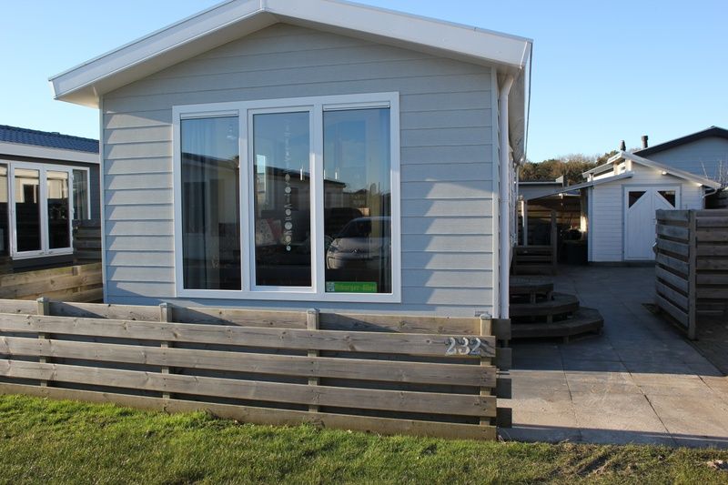 Chalet Bregkoog 232 in De Koog, Texel, biedt een uitnodigend terras en moderne uitstraling op het schilderachtige Chaletpark Bregkoog.