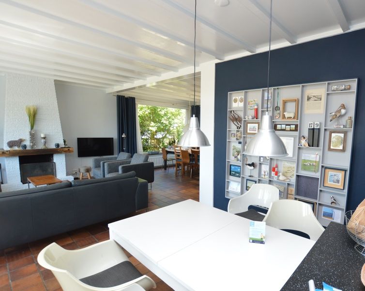 Stijlvolle eetkamer in vakantiehuis Orchismient 45 groot, De Koog, Texel, met moderne decoratie en veel natuurlijk licht.