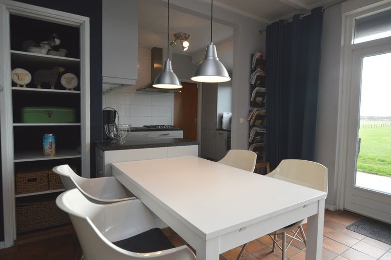 Moderne keuken in Orchismient 45 groot, vakantiehuis De Koog, Texel, met stijlvolle inrichting en kookfaciliteiten.