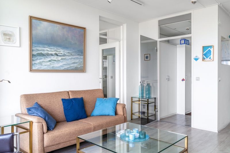 Gemuetliche Sitzecke mit Kunst an der Wand im Apartment Juliana 160 Zeezicht, De Koog, Texel. Entspannte Atmosphaere in dieser Ferienwohnung.