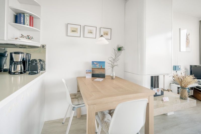 Stilvolle Essecke im Appartement Juliana 160 Zeezicht, De Koog, Texel. Perfekt fuer gemuetliche Mahlzeiten waehrend Ihres Aufenthalts auf der Insel.