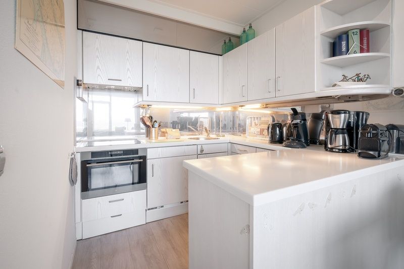 Moderne Kueche mit allen Annehmlichkeiten in Apartment Juliana 160 Zeezicht, De Koog, Texel. Ausgestattet mit allen Annehmlichkeiten fuer einen schoenen Aufenthalt.