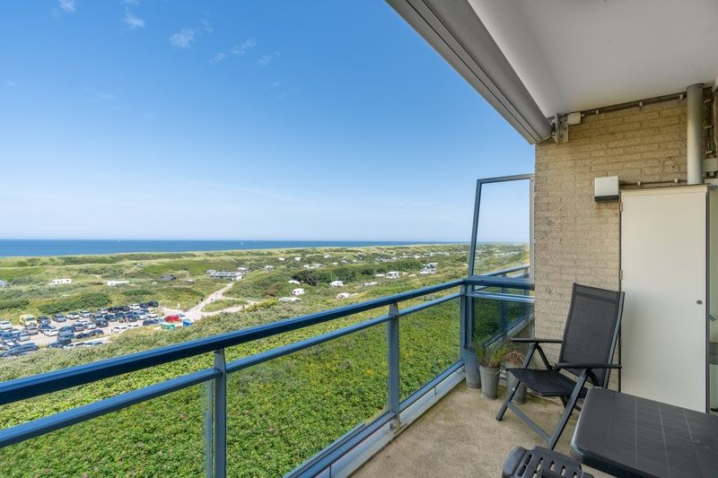 Privater Balkon mit Blick auf die Natur von Texel im Apartment Juliana 160 Zeezicht, De Koog. Perfekt zum Entspannen und Geniessen.