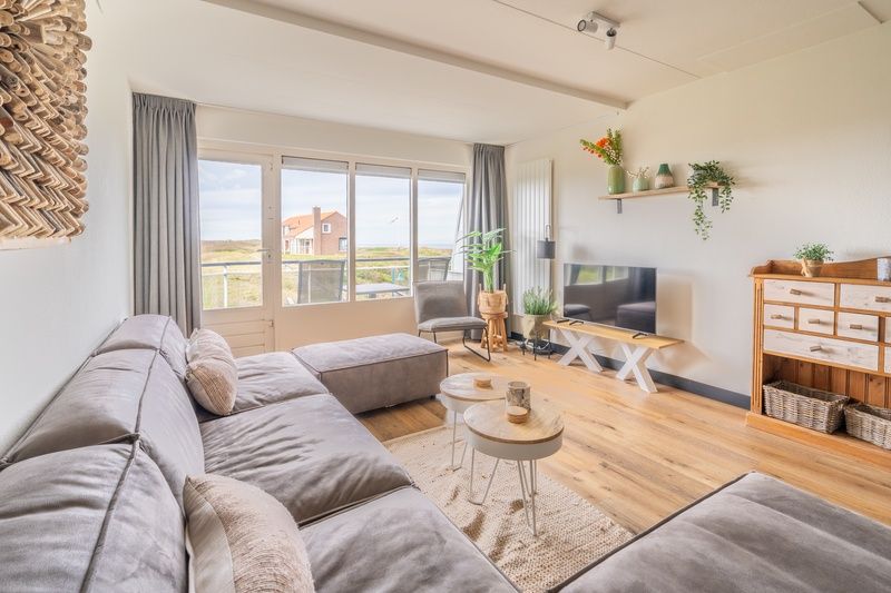 Lichte woonkamer met comfortabele banken in Appartement Juliana 086 Eiland en Zeezicht, De Koog.