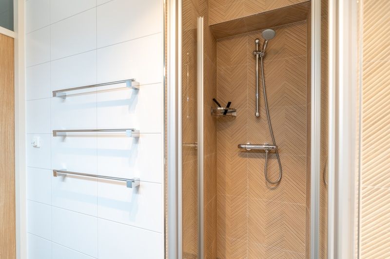 Moderne douche met glazen deur in Appartement Juliana 086 Eiland en Zeezicht, De Koog, Texel.