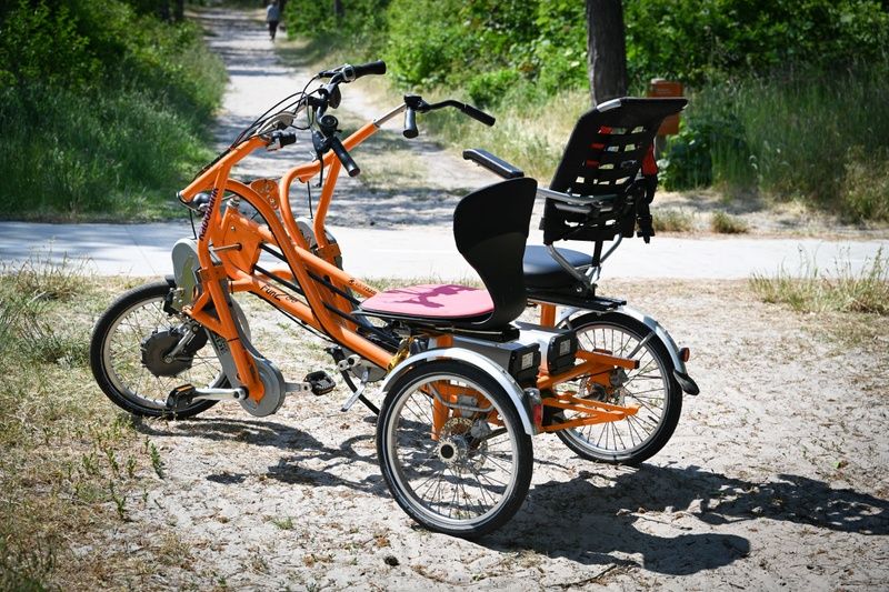Tandemfiets bij Tesselhuus met zorgvleugel, ideaal voor verkenning van De Koog, Texel, op de Waddeneilanden.