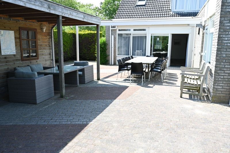 Ruim terras bij Tesselhuus met zorgvleugel, vakantiehuis in De Koog, Texel, met comfortabele zitgelegenheid.