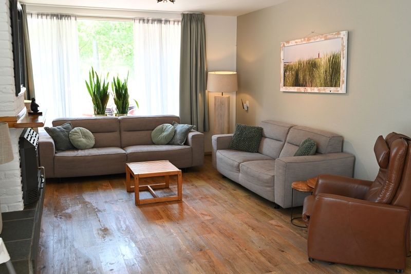 Comfortabele zithoek in Tesselhuus met zorgvleugel, vakantiehuis in De Koog, Texel, met banken en fauteuils.