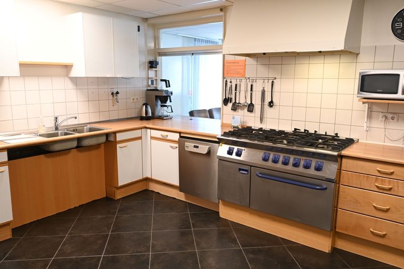 Volledig uitgeruste keuken in Tesselhuus met zorgvleugel, vakantiehuis in De Koog, Texel, met moderne apparatuur.