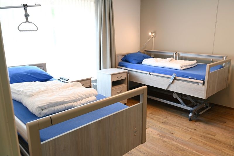 Slaapkamer met zorgbedden in Tesselhuus met zorgvleugel, vakantiehuis in De Koog, Texel, voor comfortabele nachtrust.